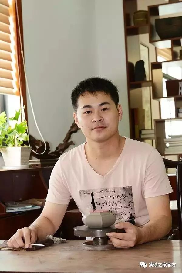 我见犹怜_怜见心光_怜见的意思