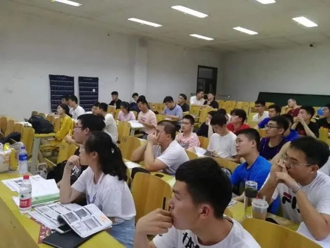 敬业乐群是哪个学校的校训_敬业乐群的读音_敬业乐群