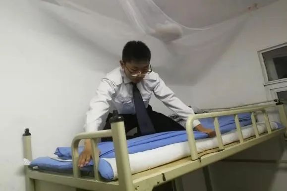 敬业乐群_敬业乐群的读音_敬业乐群是哪个学校的校训