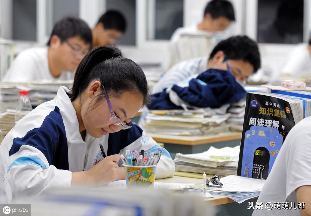 耸的组词_耸怎么读_耸