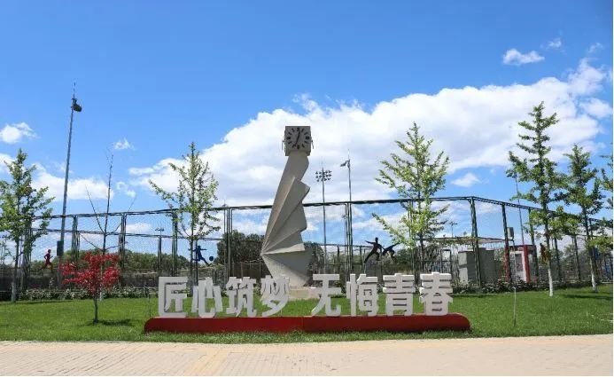 敬业乐群的读音_敬业乐群是哪个学校的校训_敬业乐群