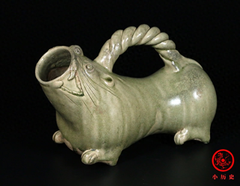 古代男子溺器照片：形状威武体现征服欲，皇宫曾专设官员管理