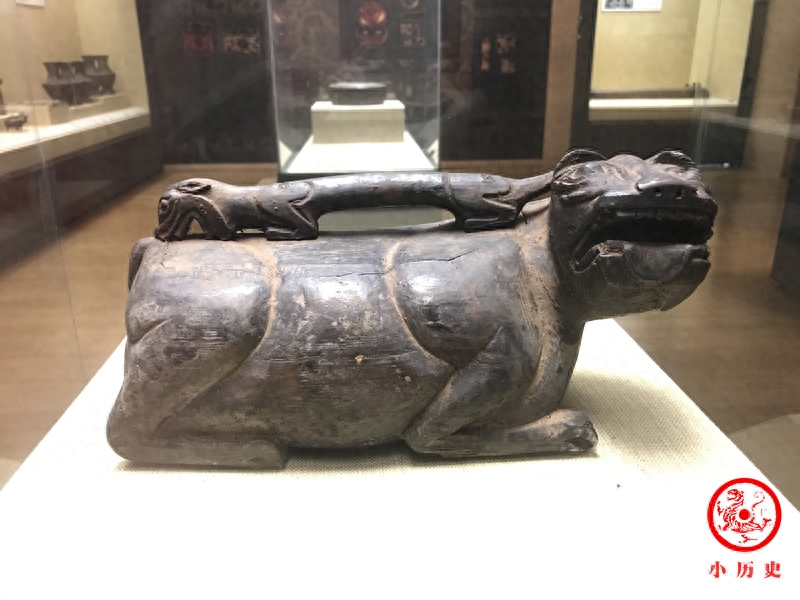 古代男子溺器照片：形状威武体现征服欲，皇宫曾专设官员管理