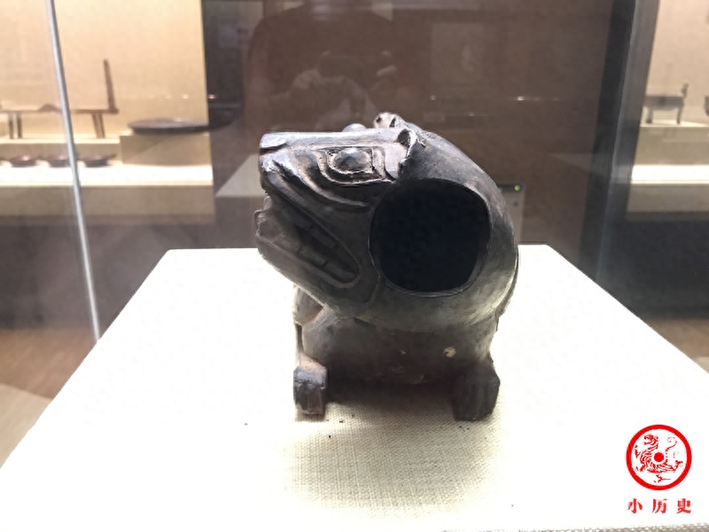古代男子溺器照片：形状威武体现征服欲，皇宫曾专设官员管理