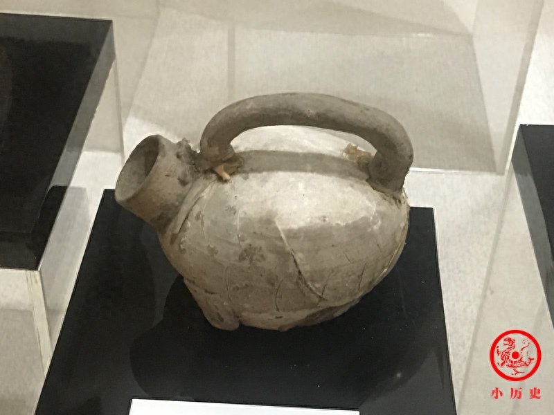 古代男子溺器照片：形状威武体现征服欲，皇宫曾专设官员管理