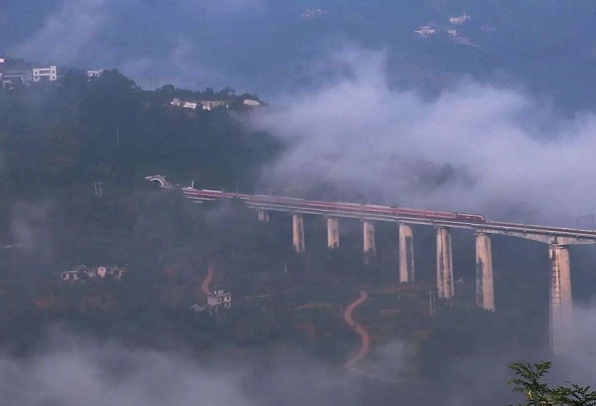逢山开路_逢山开路是不是成语_逢山开路下一句