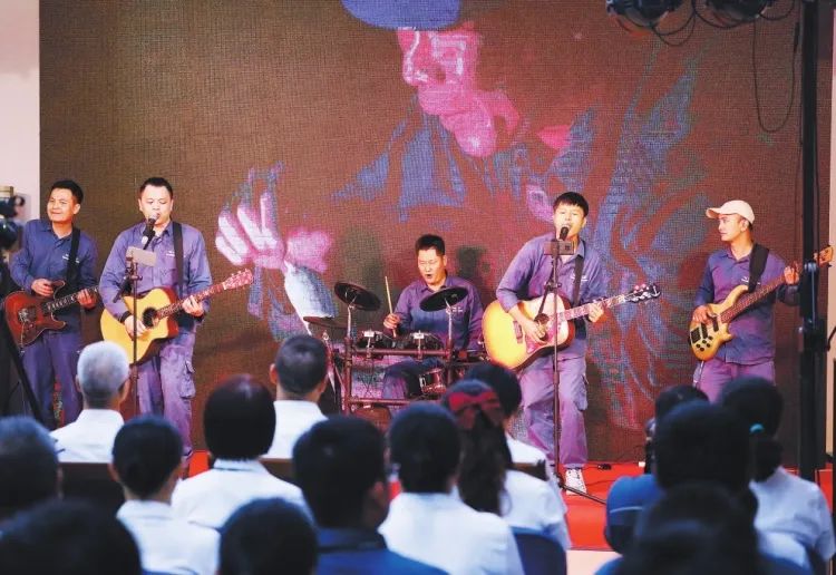 浓墨重彩的反义词_浓墨重彩的一笔的意思_浓墨重彩
