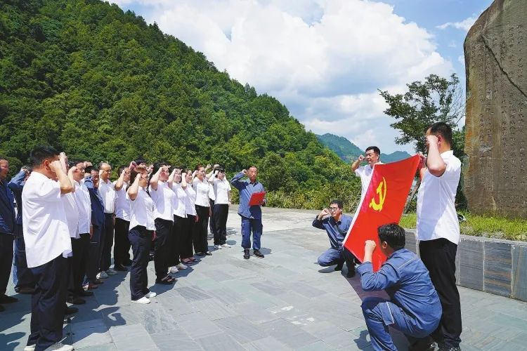 浓墨重彩_浓墨重彩的一笔的意思_浓墨重彩的反义词