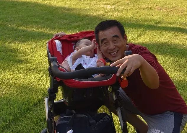 弄孙含饴什么意思_弄孙含饴颐养天年的意思_含饴弄孙