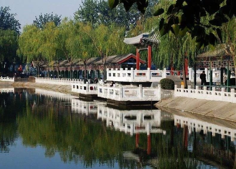 西海子公园的桥叫什么_西海子公园几个门_西海子公园