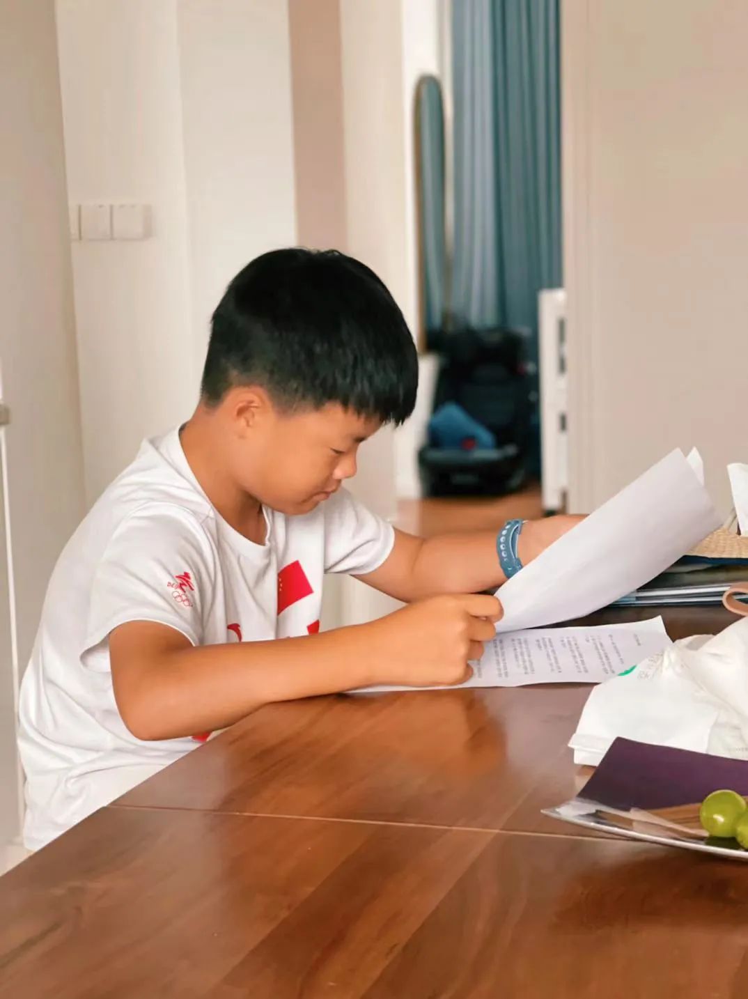 伸手不见五指_伸手可见五指_伸手见五指是什么生肖