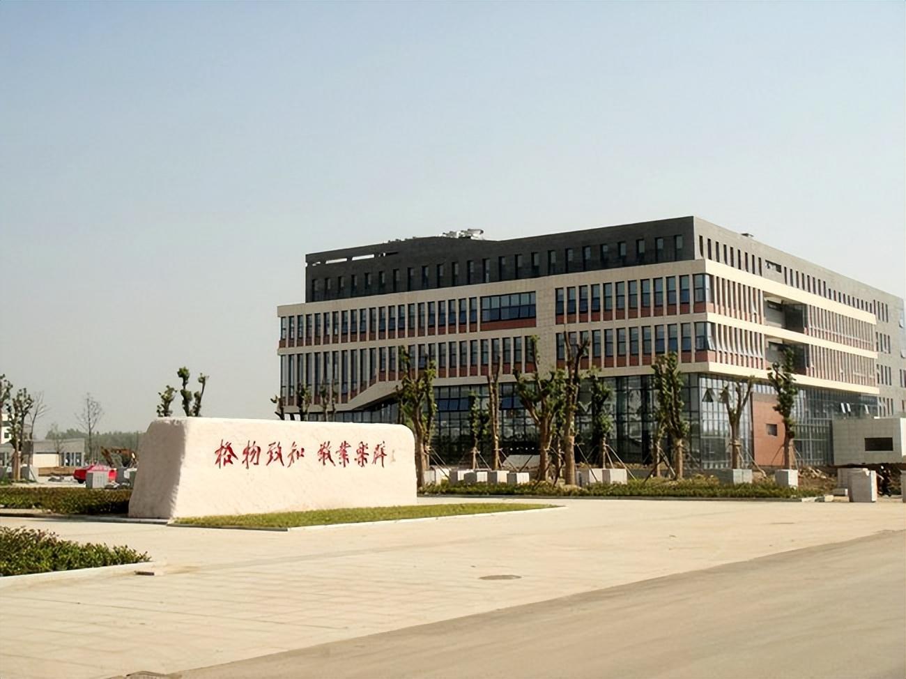 敬业乐群出自哪里_敬业乐群是哪个学校的校训_敬业乐群