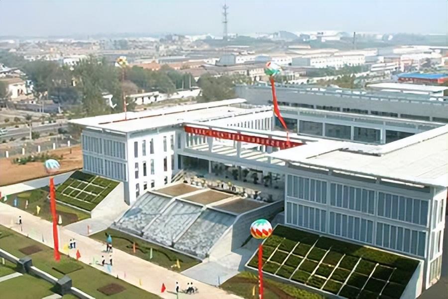 敬业乐群是哪个学校的校训_敬业乐群_敬业乐群出自哪里