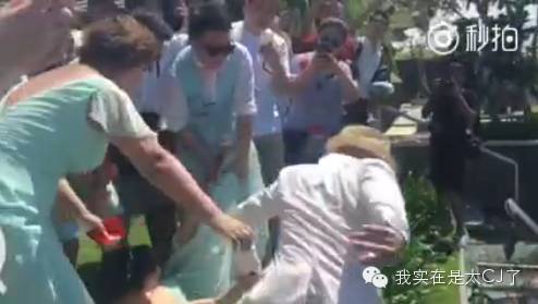 众目睽睽的含义_众目睽睽的词意_众目睽睽