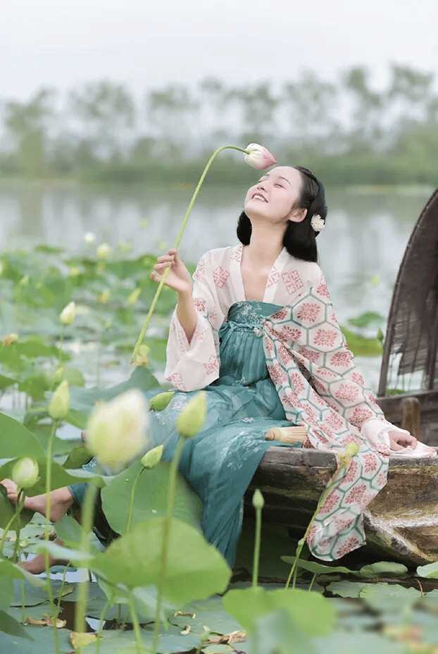 笑组词_勉强的笑讥讽的笑_笑