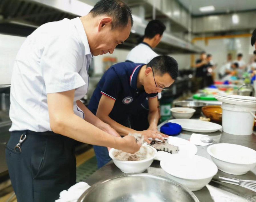 咂舌攒眉是什么意思_咂舌攒眉_咂舌攒眉例句