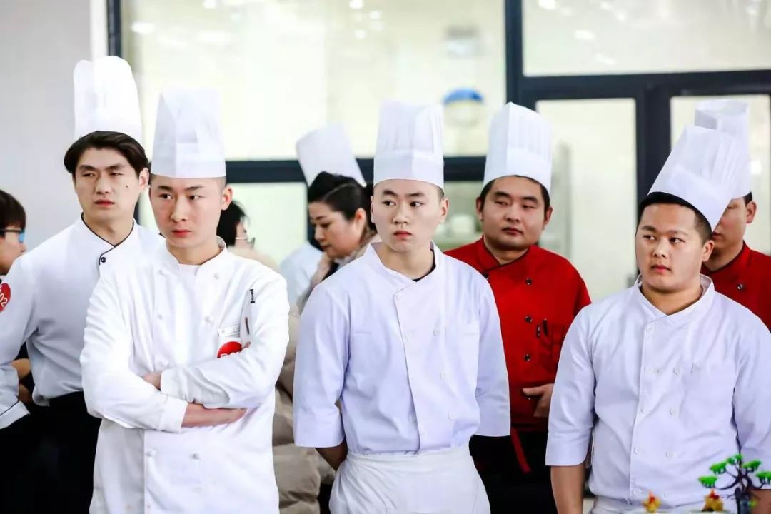 咂舌攒眉是什么意思_咂舌攒眉_咂舌攒眉例句