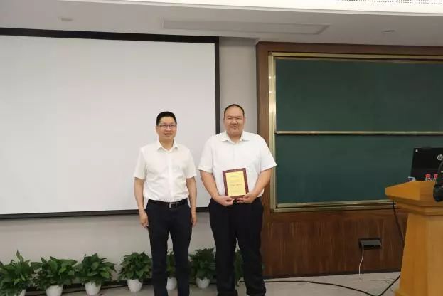 敬业乐群的意思_敬业乐群_敬业乐群的读音