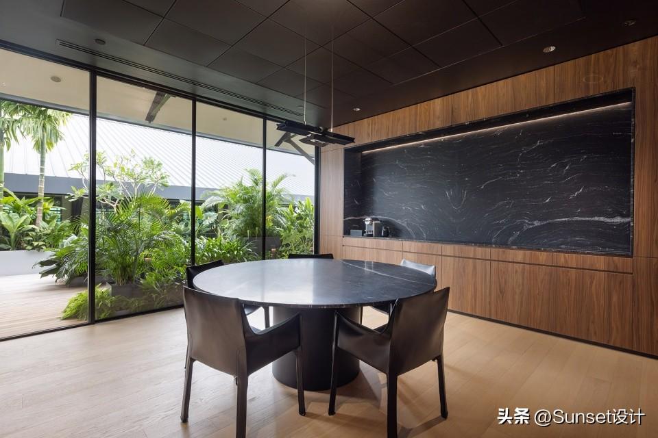centred_centre的adj_centre的中文翻译