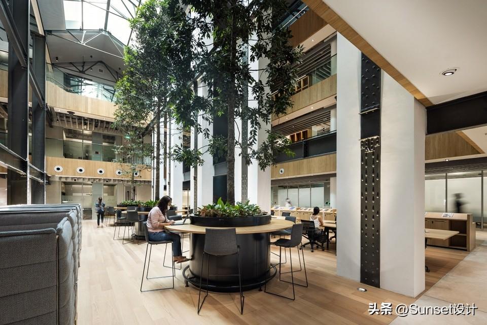 centred_centre的adj_centre的中文翻译