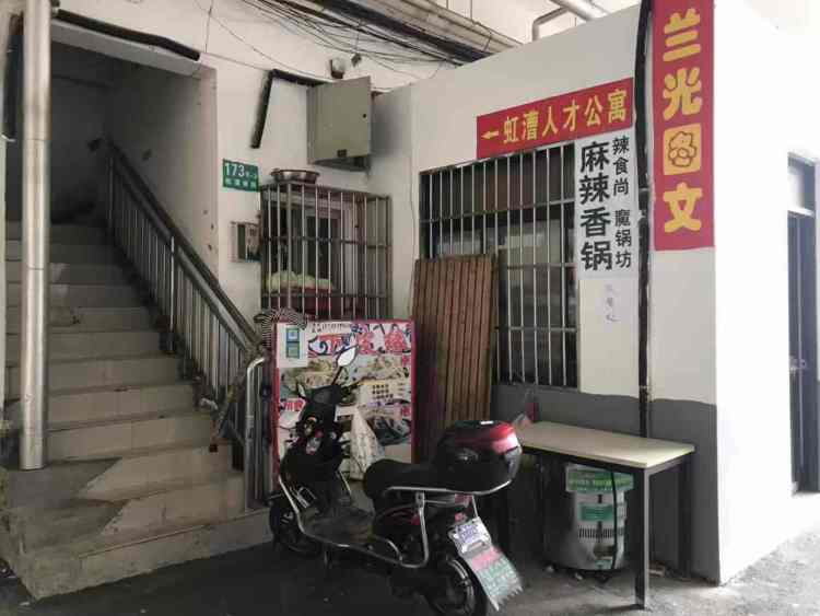 伸手不见五指_伸手可见五指_伸手见五指是什么意思