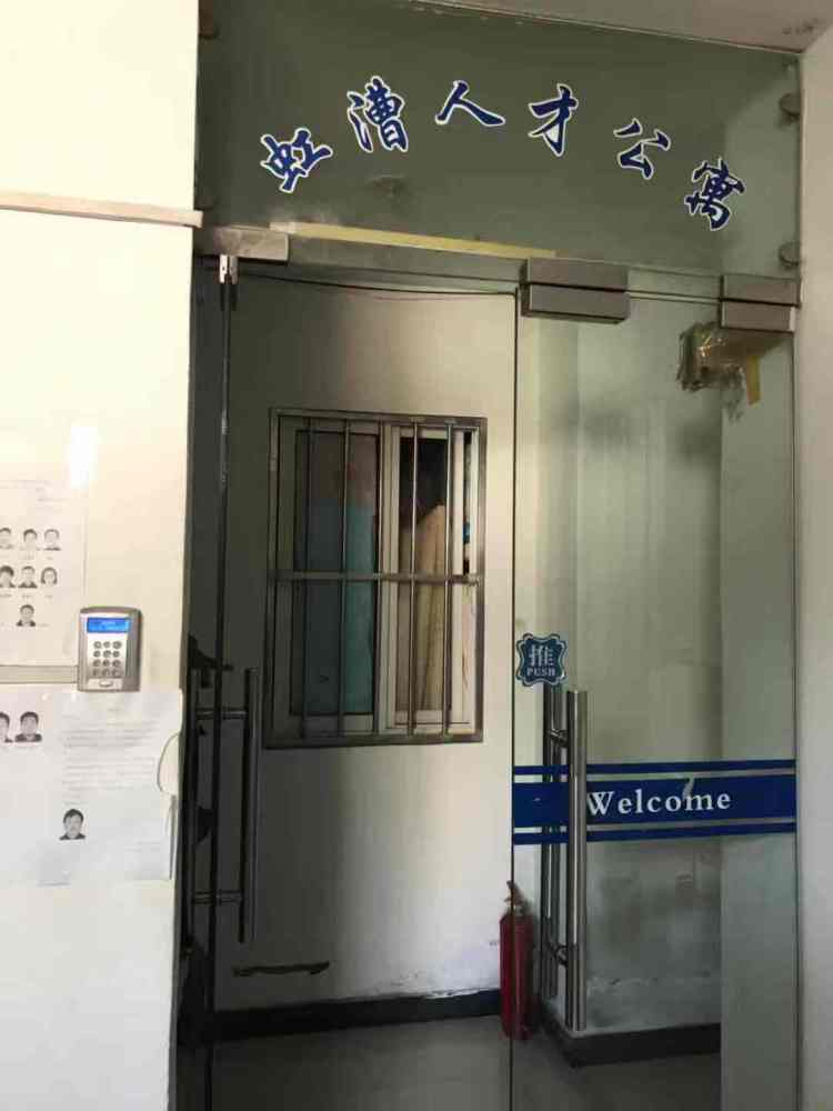 伸手见五指是什么意思_伸手不见五指_伸手可见五指