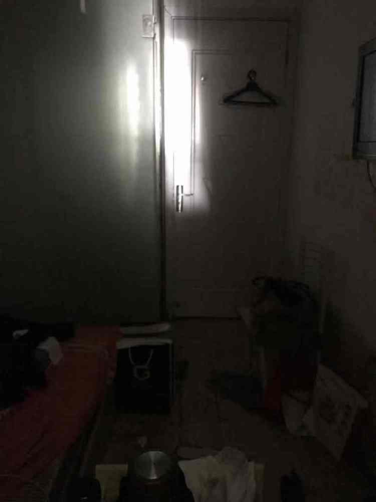 伸手可见五指_伸手见五指是什么意思_伸手不见五指