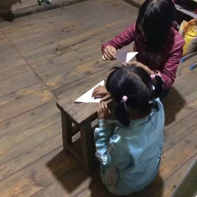 伸手见五指是什么意思_伸五指打一数字_伸手不见五指