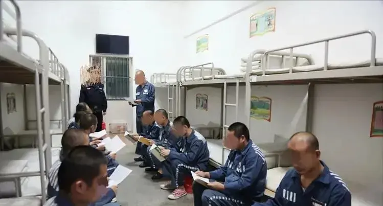 牢头狱霸的定义_牢头打板子_牢头