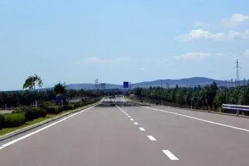 马路柏油多少钱一吨_马路柏油原材料价格_柏油马路