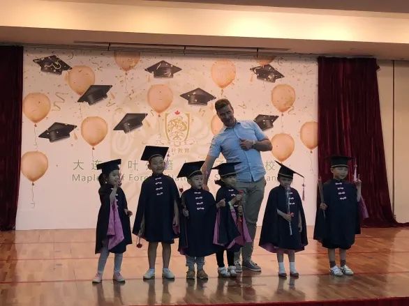 graduating_college_Graduating怎么读